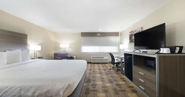 غرفة بسرير كينج وسرير كوين، Best Western Amador Inn 1/10
