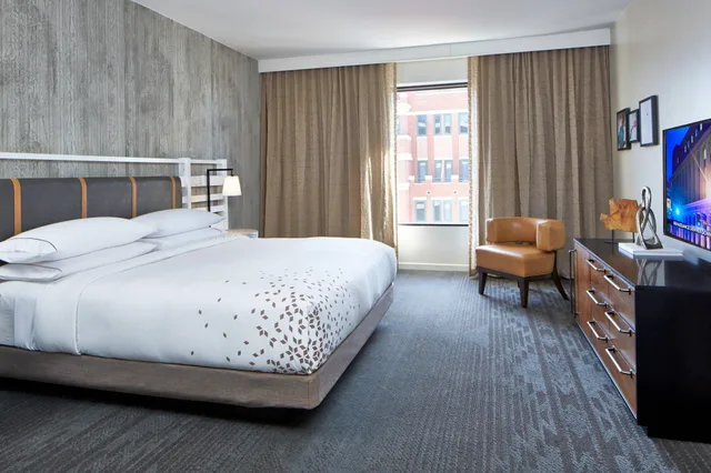 غرفة بسرير كينج بشرفة، The Worthington Renaissance Fort Worth Hotel 3/5