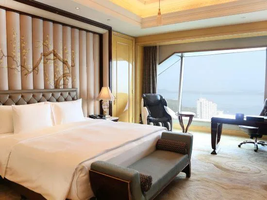 Executive, King Bed, with View, Wanda Reign Wuhan 1/2