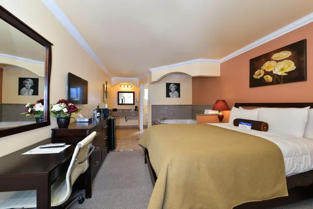 Suite, Queen Bed, Bathtub, Americas Best Value Inn And Suites San Francisco Airport North 1/3