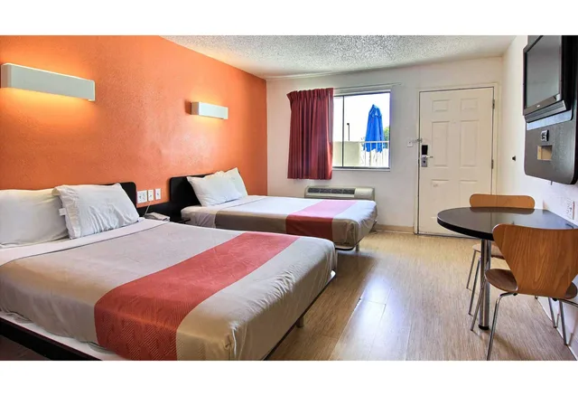 غرفة رباعية بسريرين مزدوجين، Motel6 Austin, TX 2/4