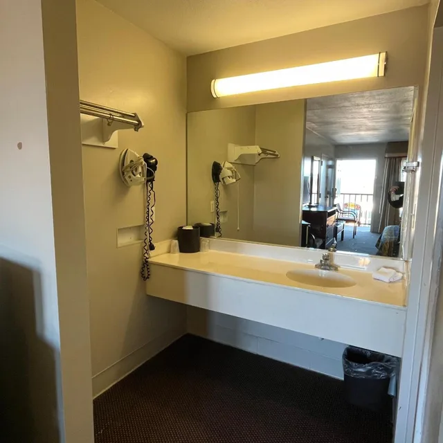 غرفة بسريرين كوين للمدخنين، Motel6 Bracey, VA - I-85 3/3