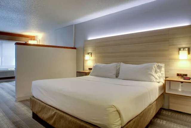 جناح بسرير كينج بغرفة نوم واحدة، Holiday Inn Express Milwaukee N Brown Deer Mequon 2/2