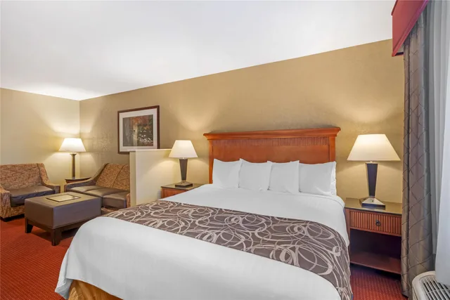 غرفة بسرير كينج مع أريكة، Best Western Plus Canyon Pines 3/5