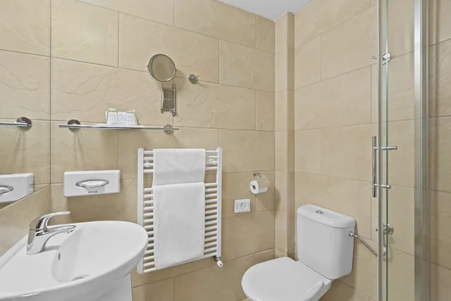 غرفة قياسية بسريرين منفصلين، Hotel Yacht Wellness & Business 4/6