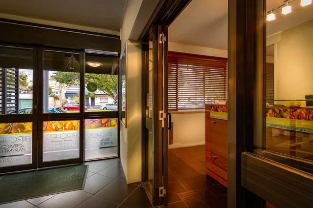 شقة سوبيريور بسرير كوين مع أريكة، Birches Serviced Apartments 1/1
