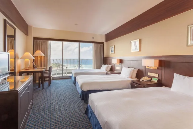 غرفة قياسية ثلاثية بإطلالة على البحر، Okinawa Kariyushi Beach Resort Ocean Spa 2/2