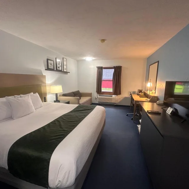 غرفة بسرير كينج مع أريكة، Pictured Rocks Inn & Suites 2/10