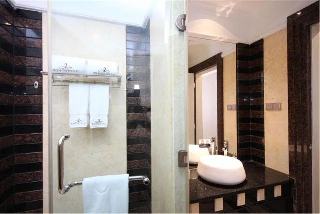 Superior, Queen Bed, No Window, Nan Yang Royal Hotel 4/6