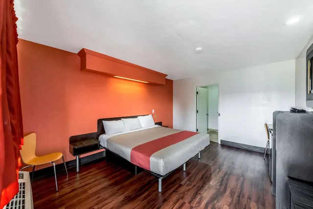 غرفة قياسية بسرير كينج، Motel6 San Antonio, TX - Frost Bank Center 3/10