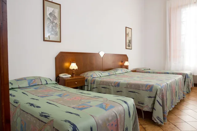 غرفة رباعية بسرير مزدوج وسريرين منفصلين، Albergo Roma 2/5