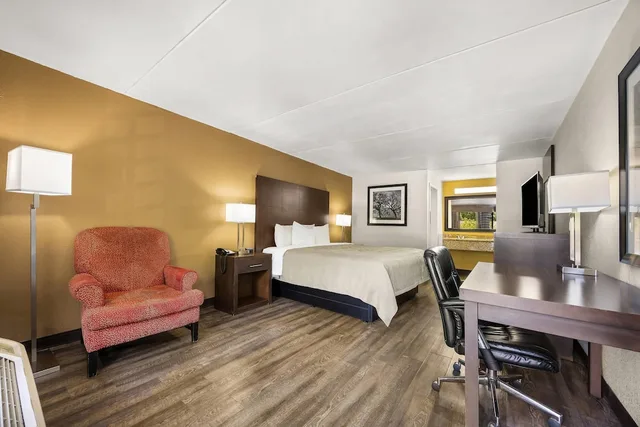 غرفة قياسية بسرير كينج، Quality Inn Columbus near Fort Benning 5/7