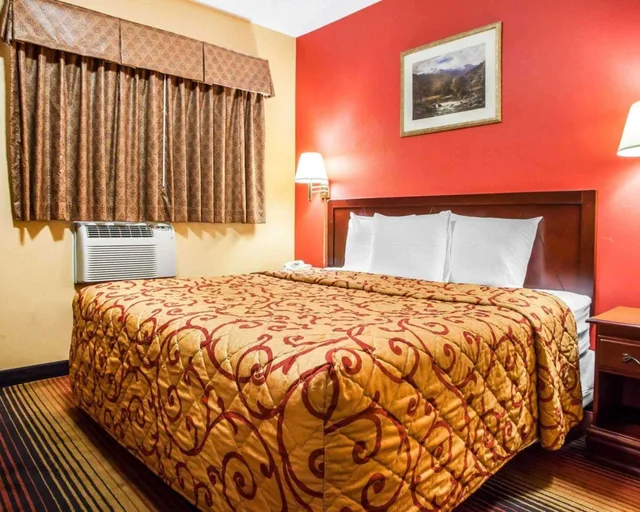 غرفة بسرير كينج للمدخنين، Rodeway Inn Jersey City NJ 1/1