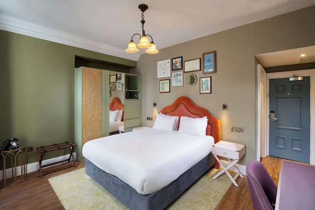 غرفة بسرير كوين، Elmbank York, Tapestry Collection by Hilton 4/7