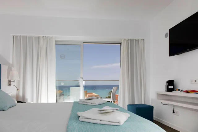 غرفة سوبيريور بسرير مزدوج بإطلالة على البحر، Hotel Alua Leo 3/4
