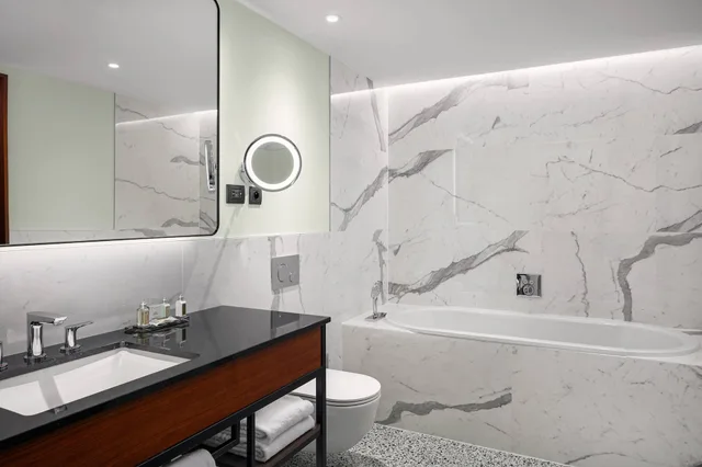 جناح كلوب بسرير كينج بشرفة بغرفة نوم واحدة للمدخنين، Prague Marriott Hotel 6/7