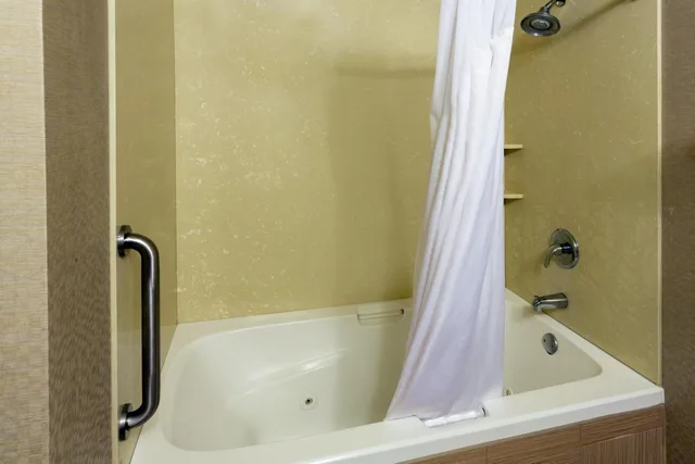 جناح بسرير كينج مع أريكة بمنطقة جلوس، Holiday Inn Express Grants Pass 4/4