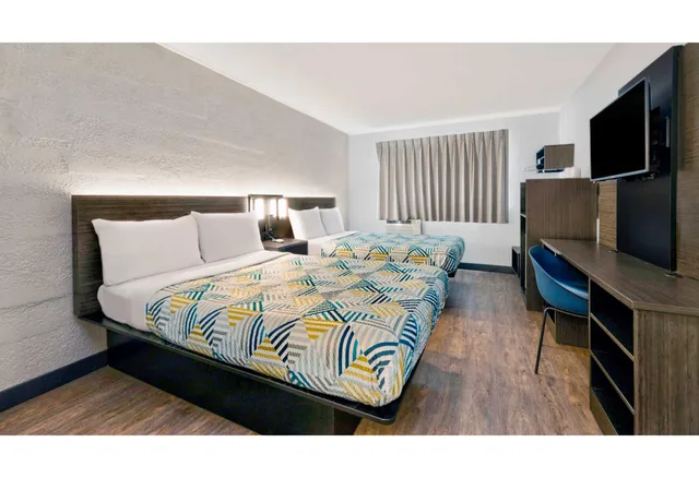 2 Full Beds - Non-Smoking, Micfridge، Motel6 Cedar Rapids, IA - Airport 1/3