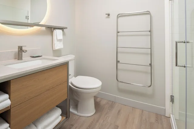 جناح استوديو بسرير كينج بإطلالة على البحيرة مع أريكة، Clarion Hotel Portland International Airport 5/6