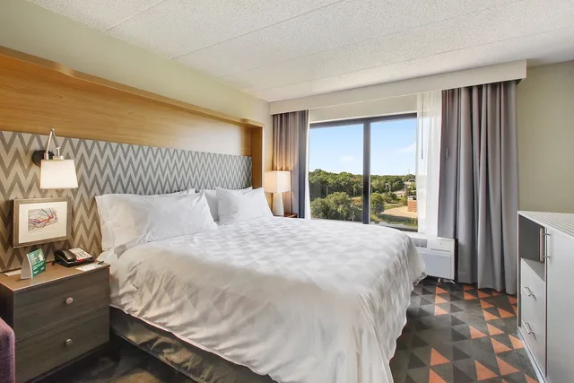 غرفة قياسية بسريرين كوين بإطلالة على البحيرة، Holiday Inn Chicago Nw Crystal Lk Conv Ctr 4/4