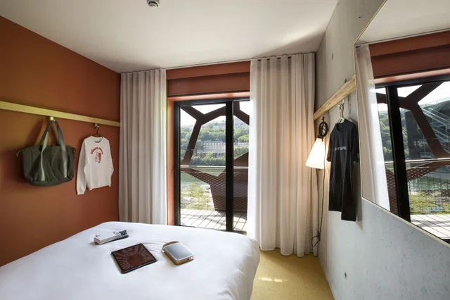غرفة قياسية بسرير كوين بشرفة، MOB HOTEL LYON CONFLUENCE 1/5