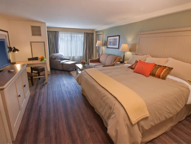 Room, King Bed, Village View, Sofa, Accessible، 1000 Islands Harbor Hotel 1/3