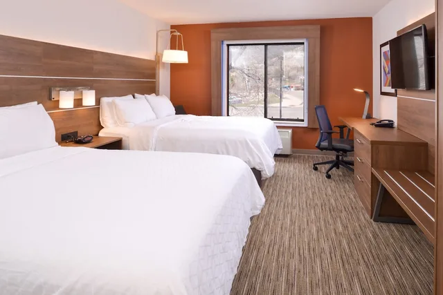 غرفة قياسية بسريرين كوين مع أريكة، Holiday Inn Express Glenwood Springs Aspen Area, an IHG Hotel 5/9
