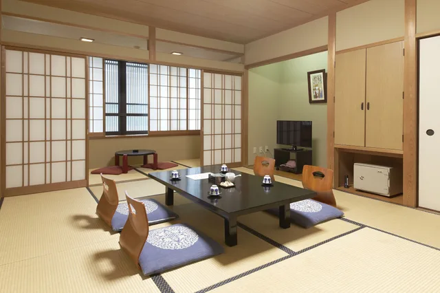 غرفة يابانية بفرشتي فوتون بأرضية تاتامي، Hifumi Ryokan 2/5