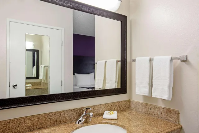 Suite, Multiple Beds، La Quinta Inn & Suites by Wyndham Miami Airport East 5/5