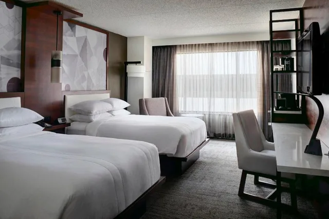 غرفة بسريرين مزدوجين مع دخول الصالة، Marriott East Lansing At University Place 1/4