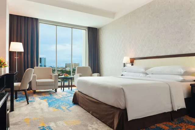 غرفة بسرير كينج للمدخنين، FOUR POINTS BY SHERATON MEDAN 1/10