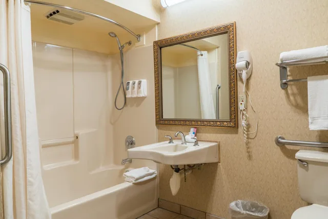 غرفة بسرير كينج بحوض استحمام لذوي الإعاقة، Best Western Inn & Suites Ontario 1/1
