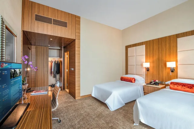 غرفة بسريرين منفصلين مع دخول صالة النادي، City Centre Rotana Doha 1/9