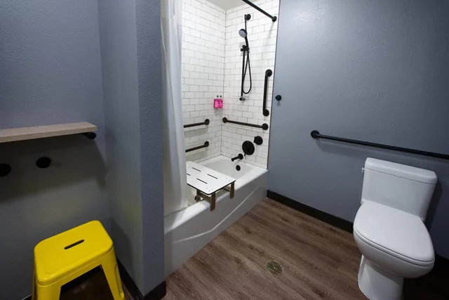 غرفة بسرير كوين بحوض استحمام لذوي الإعاقة، Moxy New Orleans Downtown French Quarter Area 5/6