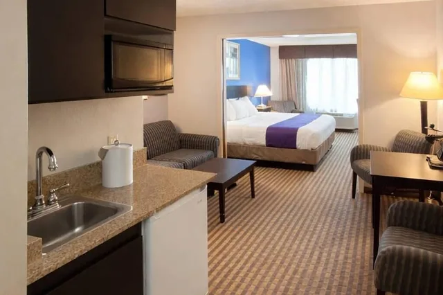 غرفة بسرير كينج لذوي الإعاقة، Holiday Inn Express Kalamazoo 9/9