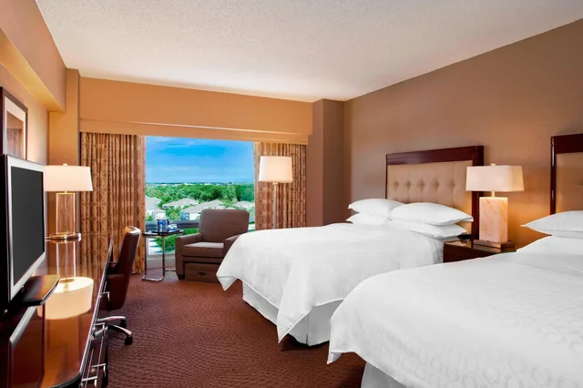 غرفة تنفيذية بسريرين كوين، Sheraton Indianapolis Hotel at Keystone Crossing 2/7