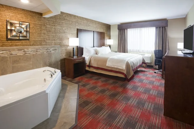 غرفة بسرير كينج بحوض جاكوزي، GrandStay Hotel and Suites Tea Sioux Falls 1/1
