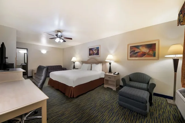 جناح كبير بسرير كينج لذوي الإعاقة، SureStay Hotel by Best Western Falfurrias 5/7