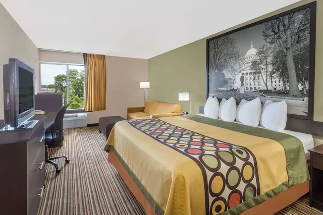 غرفة قياسية بسرير كينج مع أريكة، Super 8 By Wyndham Madison South 1/7