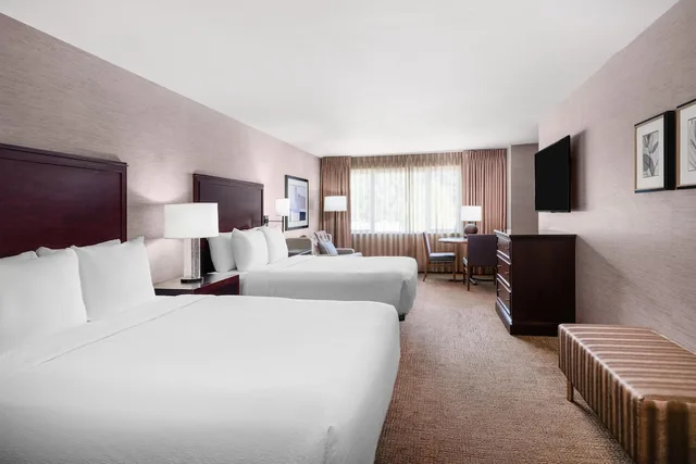 غرفة قياسية بسريرين كوين مع أريكة بمطبخ، Eastgate Hotel, BW Signature Collection 1/3