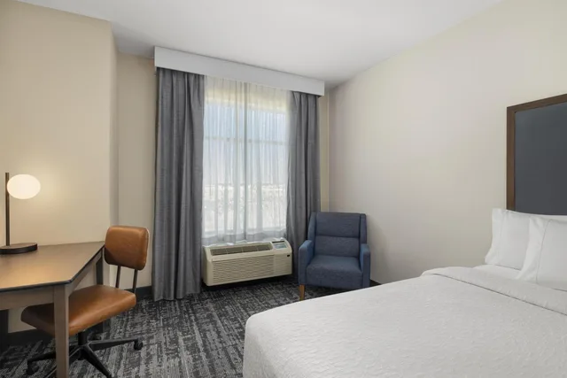 جناح بسريرين كوين بغرفة نوم واحدة مع أريكة، HOMEWOOD SUITES BY HILTON WEST DES MOINES/SW MALL AREA 1/8