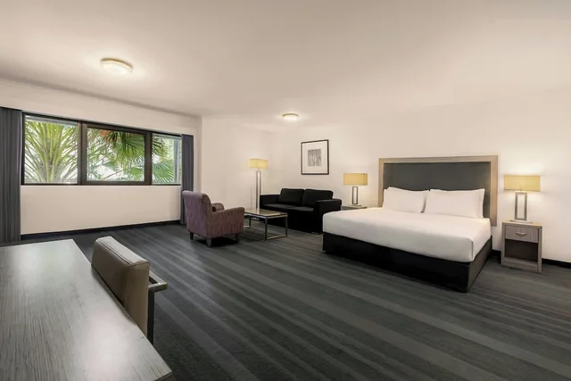 غرفة ديلوكس بسرير كينج مع أريكة، Courtyard by Marriott Darwin 1/4