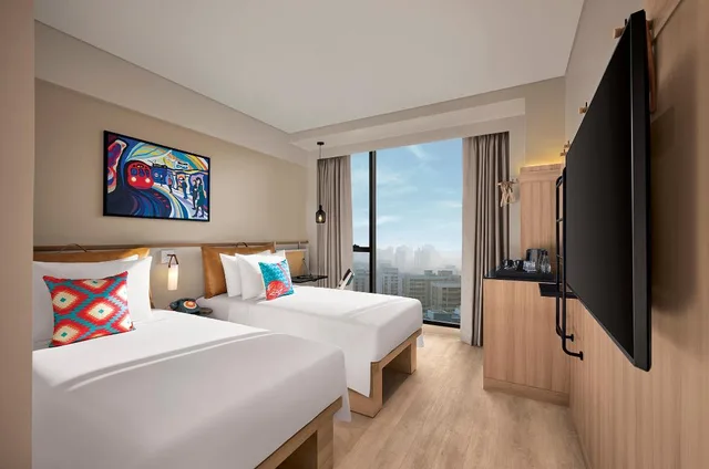Moxy High, Guest Room, Twin Beds, City View، Moxy Mumbai Andheri West 2/3