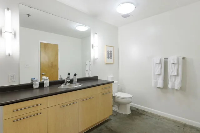 شقة كلاسيكية بسرير كينج بإطلالة على النهر بشرفة بغرفة نوم واحدة مع أريكة، Kasa Austin 2nd Street Apartments 8/9