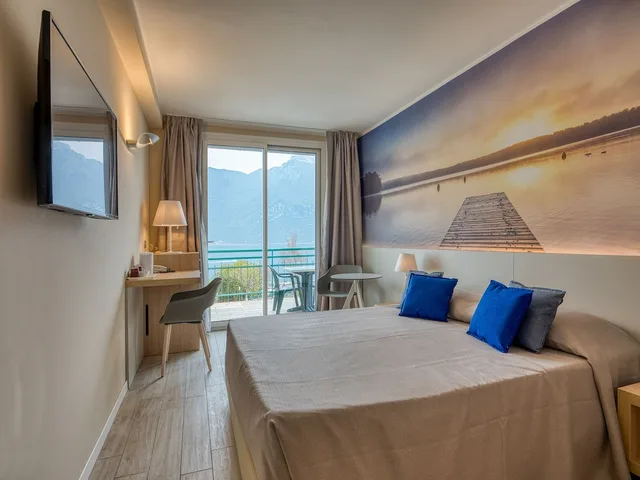 غرفة بانورامية بسرير مزدوج بإطلالة على البحيرة بشرفة، Hotel Cristina 3/10