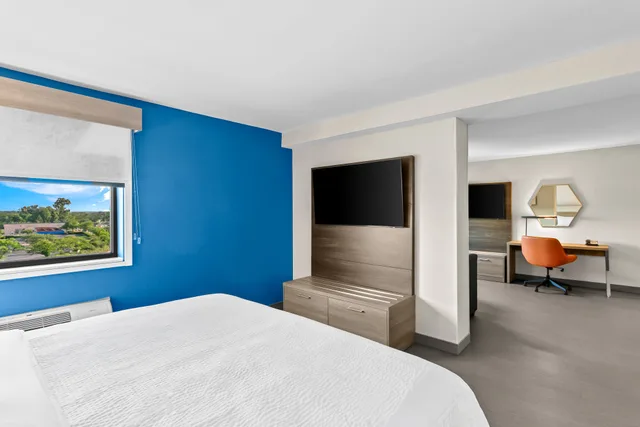 Suite, Accessible, Holiday Inn Express And Suites Baltimore West Catonsville 2/2