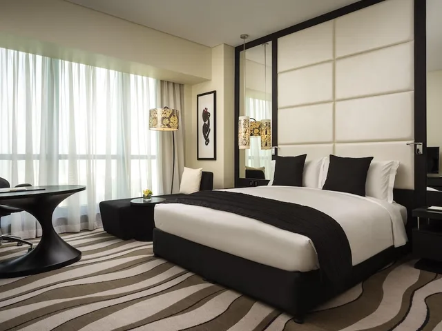 غرفة فاخرة بسرير كينج بإطلالة على البحر، Sofitel Abu Dhabi Corniche 2/10