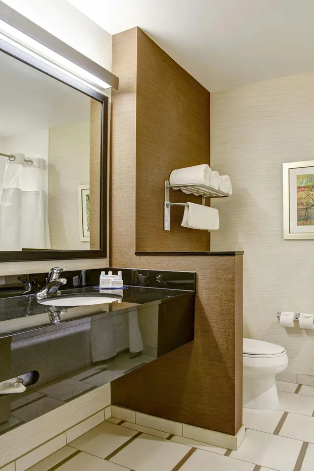 غرفة بسرير كوين، Fairfield Inn Suites Rochester Mayo Clinic Area St Marys 2/2