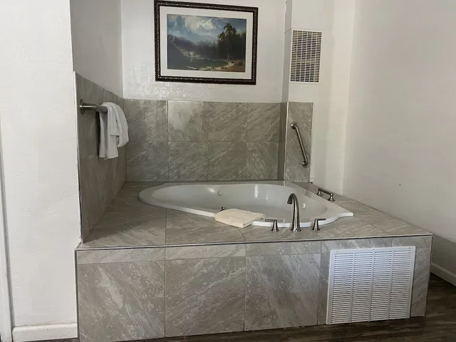 Spa, King Bed, Jetted Tub، Big Pines Mountain House 6/6
