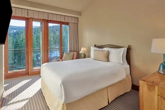 غرفة بسرير مزدوج بإطلالة على الجبل بشرفة بـ4 غرف نوم، The Ritz Carlton Lake Tahoe 4/6